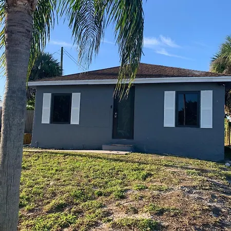 3 Bedrooms 1 Bathroom Entire Beach Side House